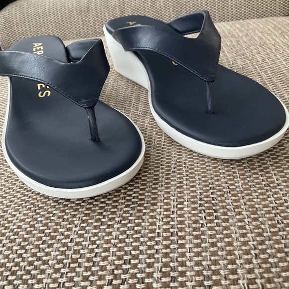 Aerosols flip flops. Size 9. Navy - Picture 3 of 9